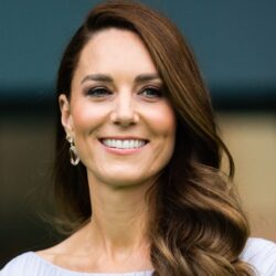 kate-middleton’in-kraliyet-kiyafet-kurallarina-aykiri-giyindigi-5-gorunum