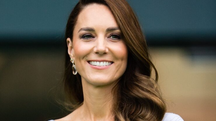 kate-middleton’in-kraliyet-kiyafet-kurallarina-aykiri-giyindigi-5-gorunum