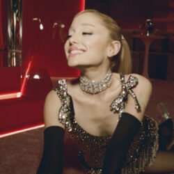 ariana-grande-ve-swarovski’den-2024-tatil-kampanyasi:-“ruyalarin-partisi”